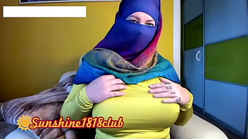 Arabska Suka W Hidżabie Z Wielkimi Cycami Nagrywa Się Na Kamerze 2 Listopada