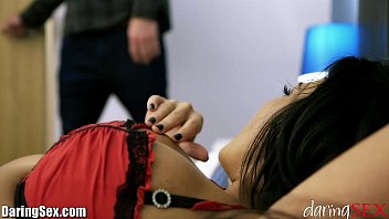 Śmiała Seksowna Brunetka Z Dużym Biustem Przeleciała