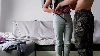 Młoda Parka Nagrywa Swoje Gorące, Naturalne Ruchy W łóżku – Domowy Amatorski Film