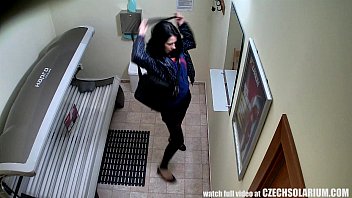 Seksowna Brunetka Opala Idealnie Wygoloną Cipkę