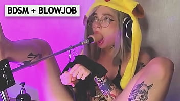 Rozpustna Blondynka W Kajdankach Jęczy Z Rozkoszy, Gdy Wibrujące Zabawki Doprowadzają Ją Do Ekstazy