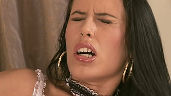 Rozpustna Brunetka W Seksownej Bieliźnie
