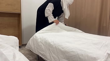 Pokojówka Z Bliskiego Wschodu Wpierdala Się Do Pokoju Gościa I Rozkręca Go Swoją Ciasną Cipką