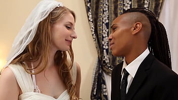 Obejrzyj Koniecznie! Mocna Scena ślubnej Nocy Między Rasami W Lesbijskim Porno