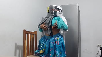 Arabska Suka Daje Dupy Przy Lodówce I Dochodzi Do Szalonego Szczytu