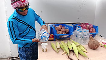 Skromny Sprzedawca Wbija Gorącą Laskę Na Ostro W Swoim Pokoju